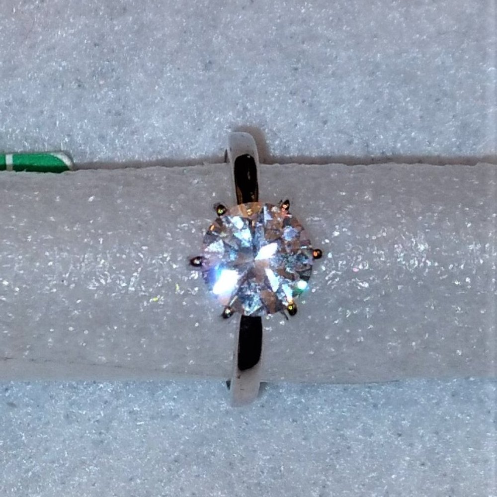 Brand New Beautiful White Gold Plated Solitaire CZ Ring - Size 8